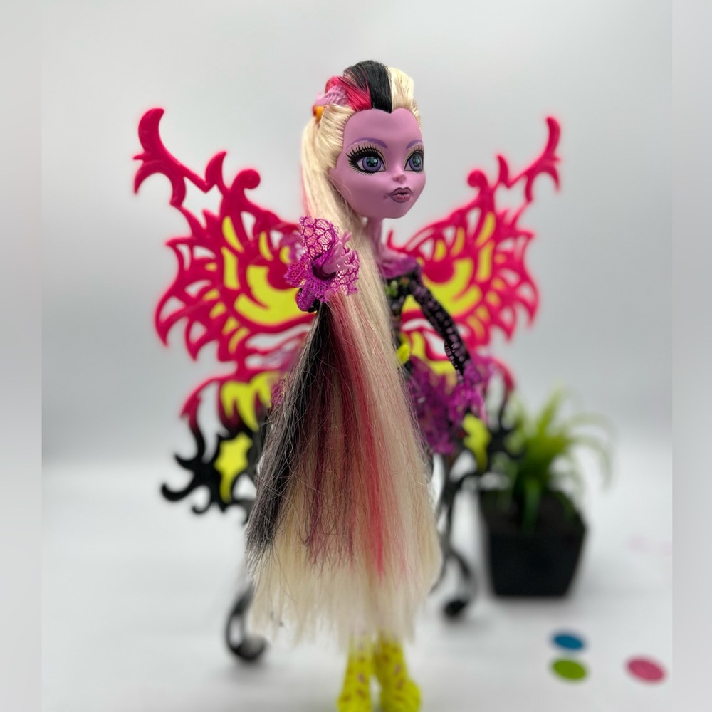 Monster High BONITA FEMUR Freaky Fusion Hybrid of Skelton & Moth Discontinued - Picture 14 of 15